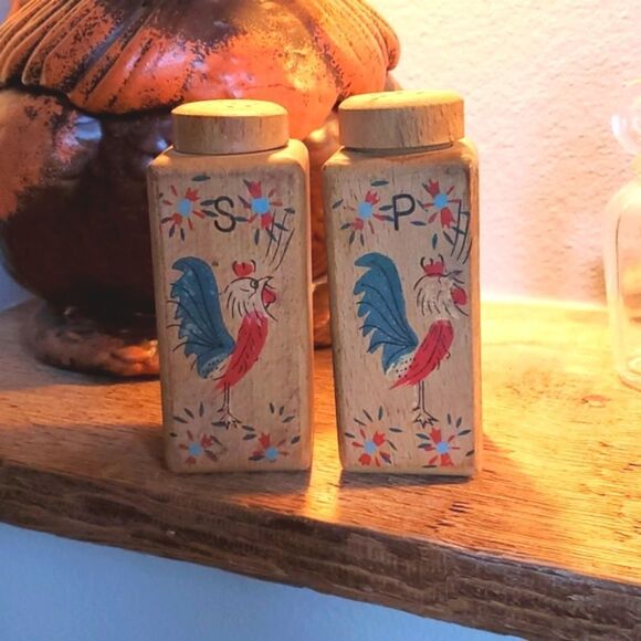 Vintage Wooden Painted Fighting Roosters Salt & Pepper Shakers Set - Picture 1 of 4
